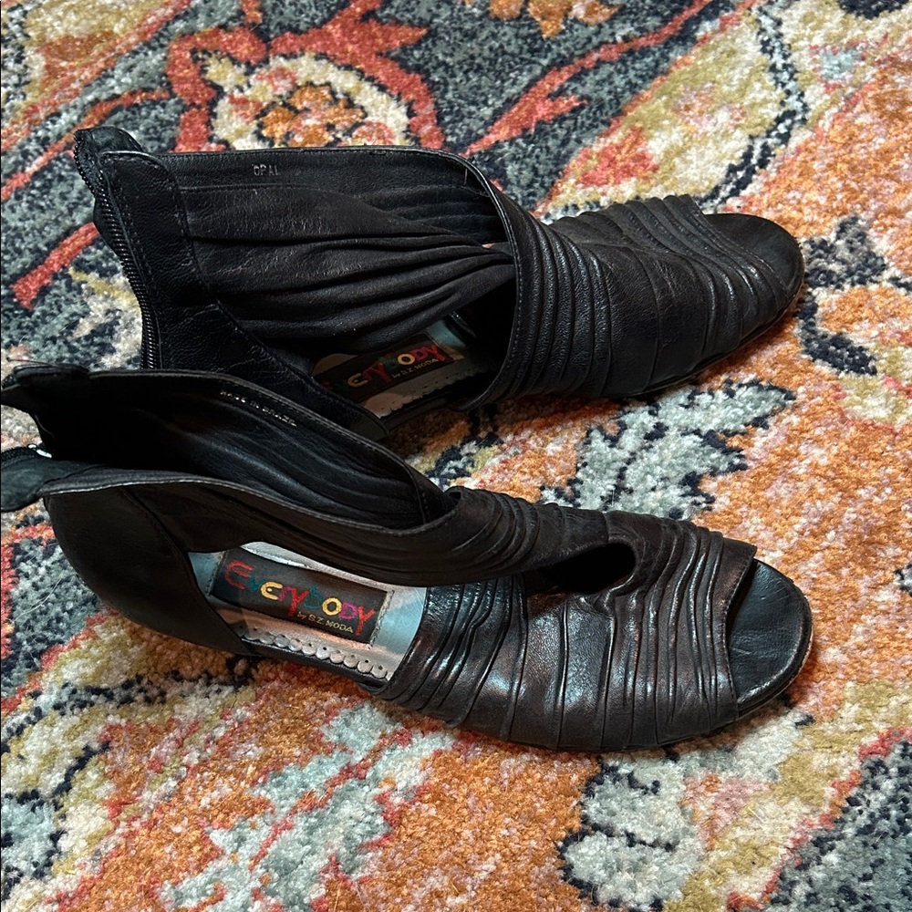 Moda Black Peep-Toe gladiator flats